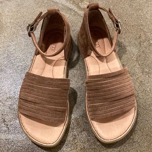 Born only worn a few times.